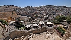 منظر لمدينة سلوان حيث موقع الحفر الأثري أين تم التنقيب عن جزء مفقود من سور مدينة القدس. 2021/07/14