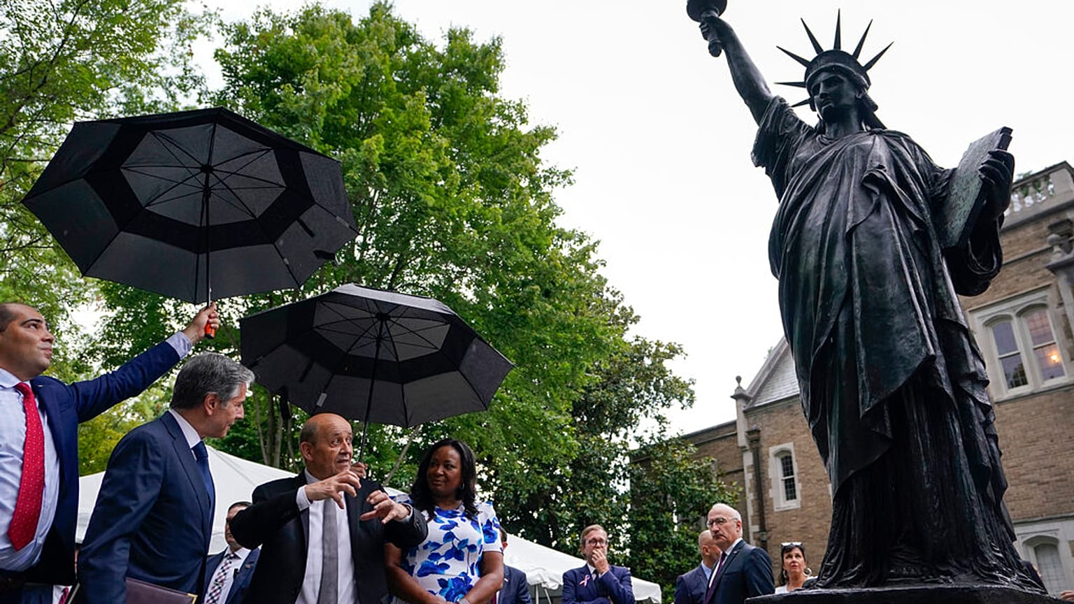 La statue a été dévoilée dans les jardins de l'Ambassade française.
