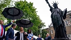 La statue a été dévoilée dans les jardins de l'Ambassade française.