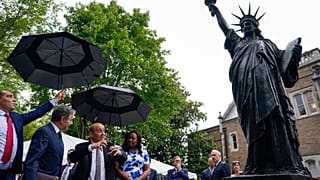 La statue a été dévoilée dans les jardins de l'Ambassade française.