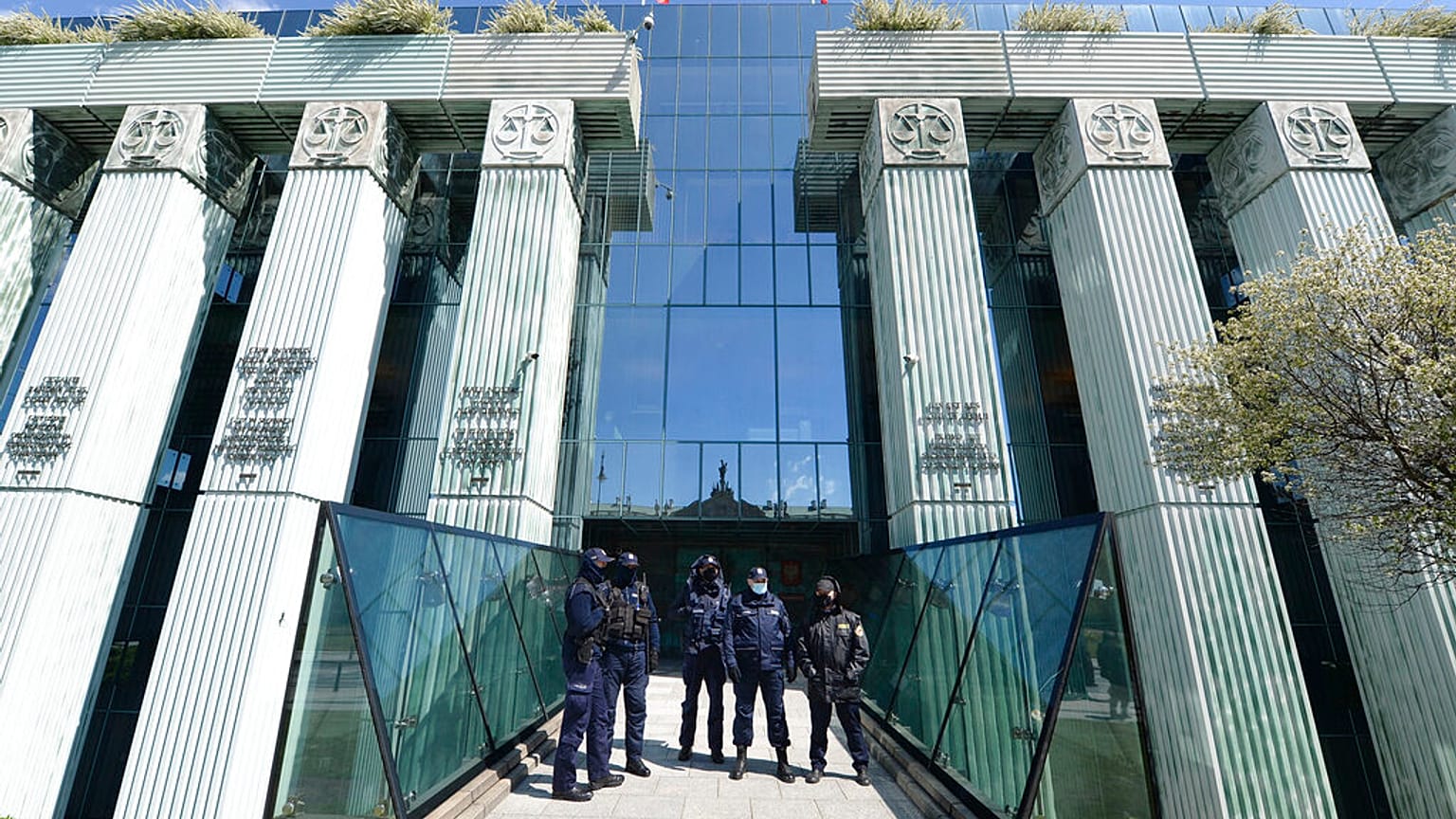 Polonya'da önceki iktidar döneminde yargı sisteminde yapılan değişiklikler eleştirilere neden olmuştu