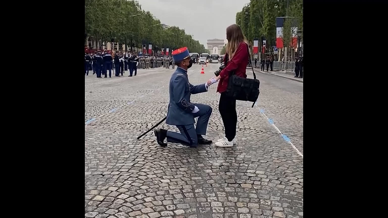 Pedida de mano en la Fiesta Nacional de Francia