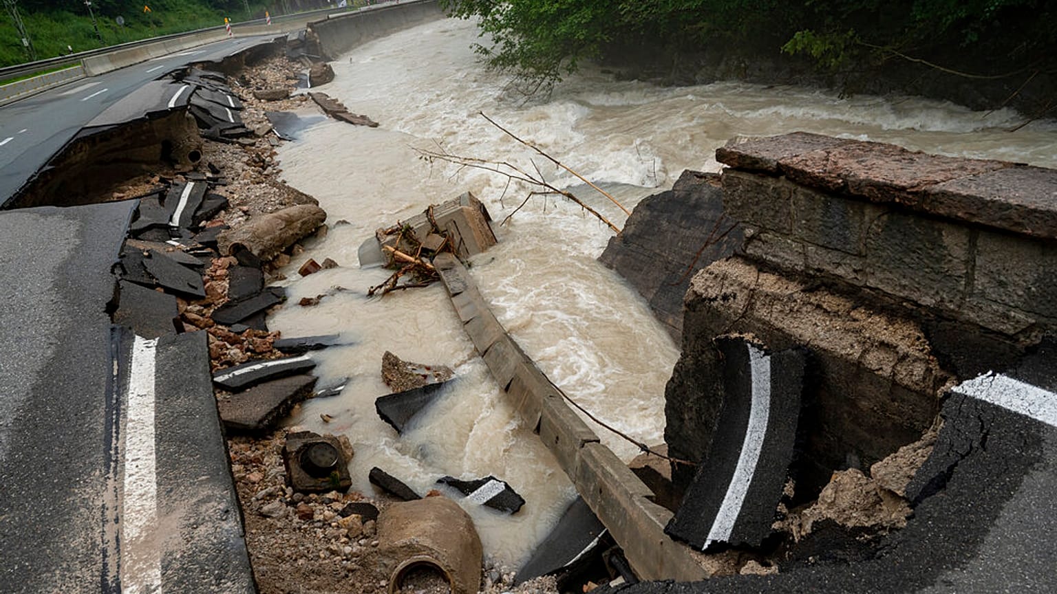 Una carretera federal es arrasada por las inundaciones en Ramsauer Ache, cerca de Berchtesgaden, Alemania, el lunes 19 de julio de 2021.