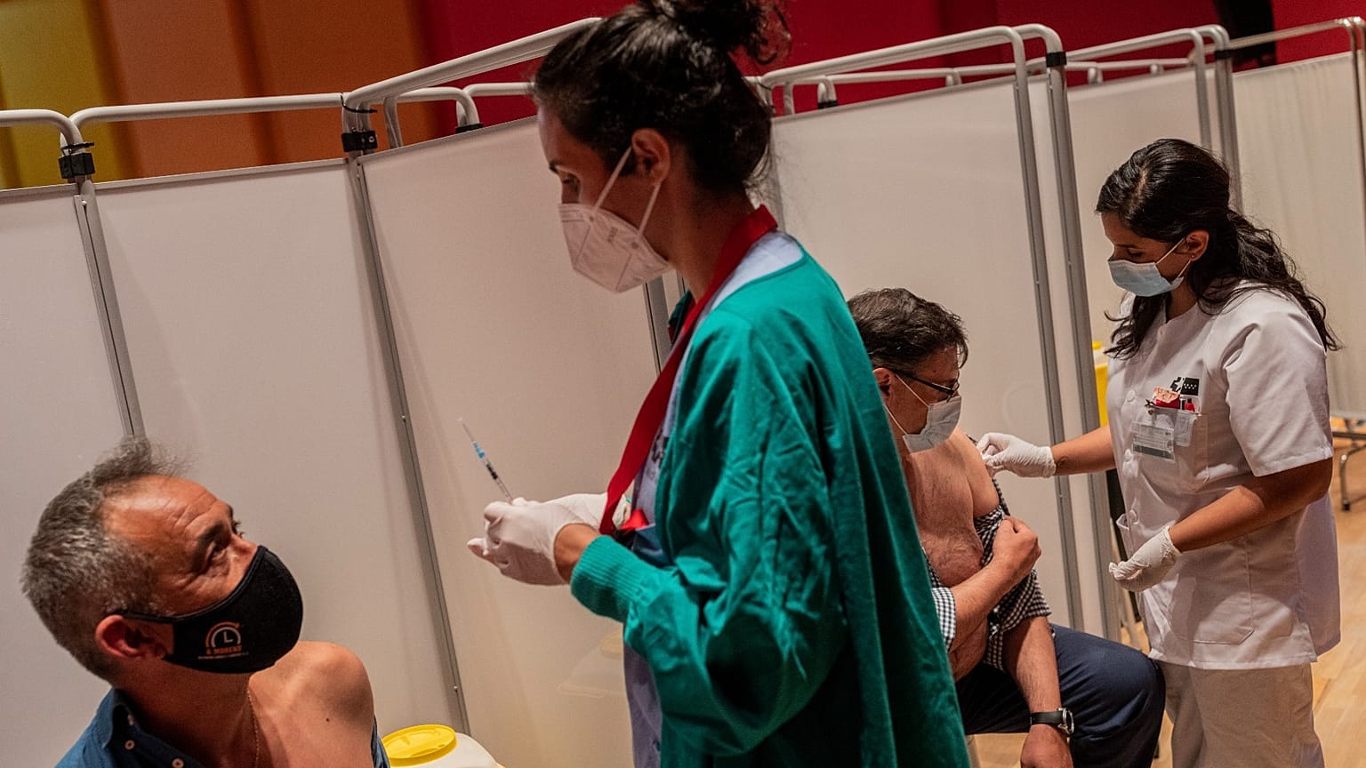 En esta foto de archivo del 13 de mayo de 2021, se administra a unos hombres la vacuna COVID-19 de Pfizer en el Hospital Severo Ochoa de Leganés, a las afueras de Madrid.