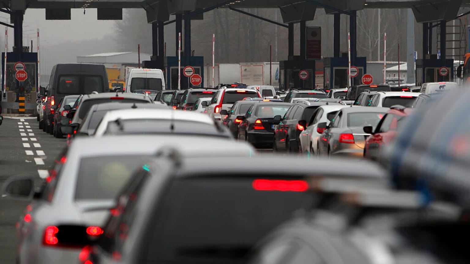 Motorists wait to cross the Serbian border 