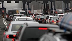 Motorists wait to cross the Serbian border 
