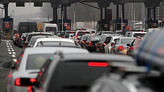 Motorists wait to cross the Serbian border 