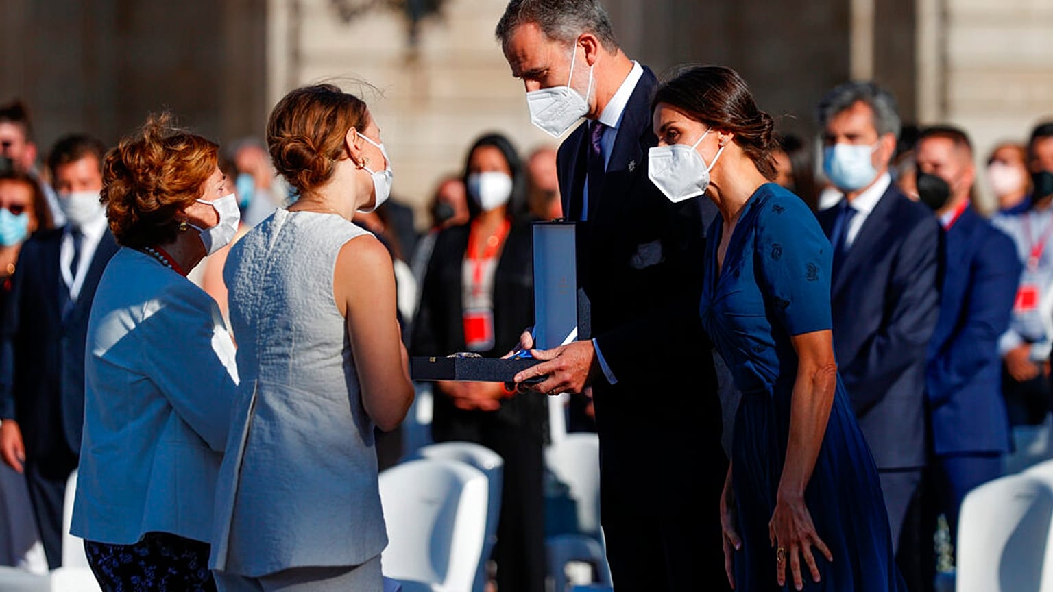 Los reyes de España con familiares de sanitarios fallecidos por COVID