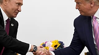 Владимир Путин и Дональд Трамп на саммите "Большой двадцатки" в 2019 году