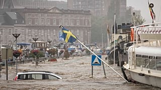 A heves esőzésektől megduzzad Meuse folyó Liége-nél öntött ki - a képet 2021. július 15-én készítették