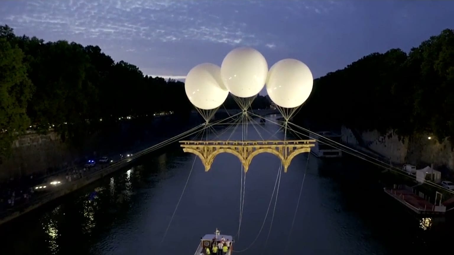 À Rome, un pont en carton s'est élevé sur le Tibre, suivant les traces de Michel-Ange