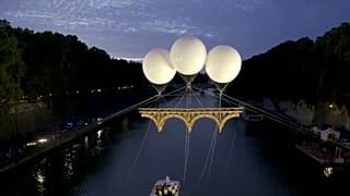 À Rome, un pont en carton s'est élevé sur le Tibre, suivant les traces de Michel-Ange