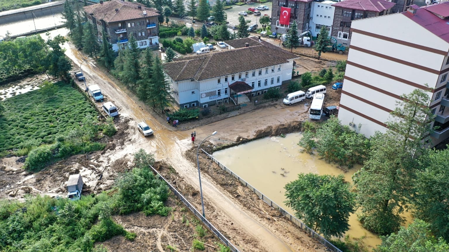 Rize'de sel ve heyelan