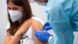 Abturientin in München lässt sich impfen, 12.07.2021