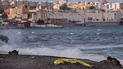جثة شاب ملقاة على الشاطئ بعد أن انتشلها عناصر الشرطة الإسبانية من المياه المقابلة لمدينة سبتة شمال المغرب. 2021/05/20