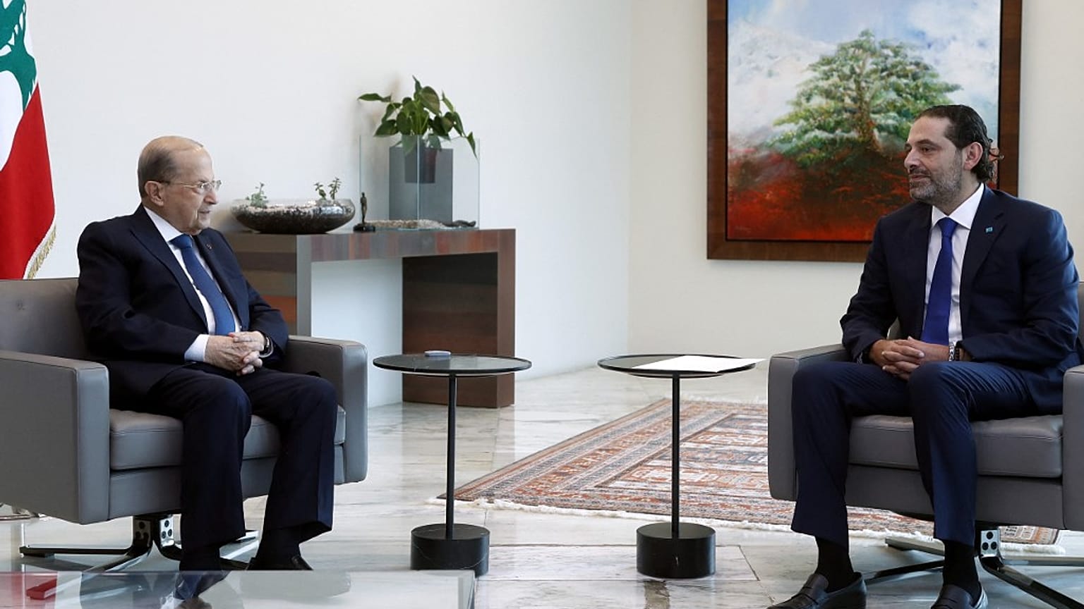 Cumhurbaşkanı Mişel Avn (solda) ve Saad Hariri (sağda)