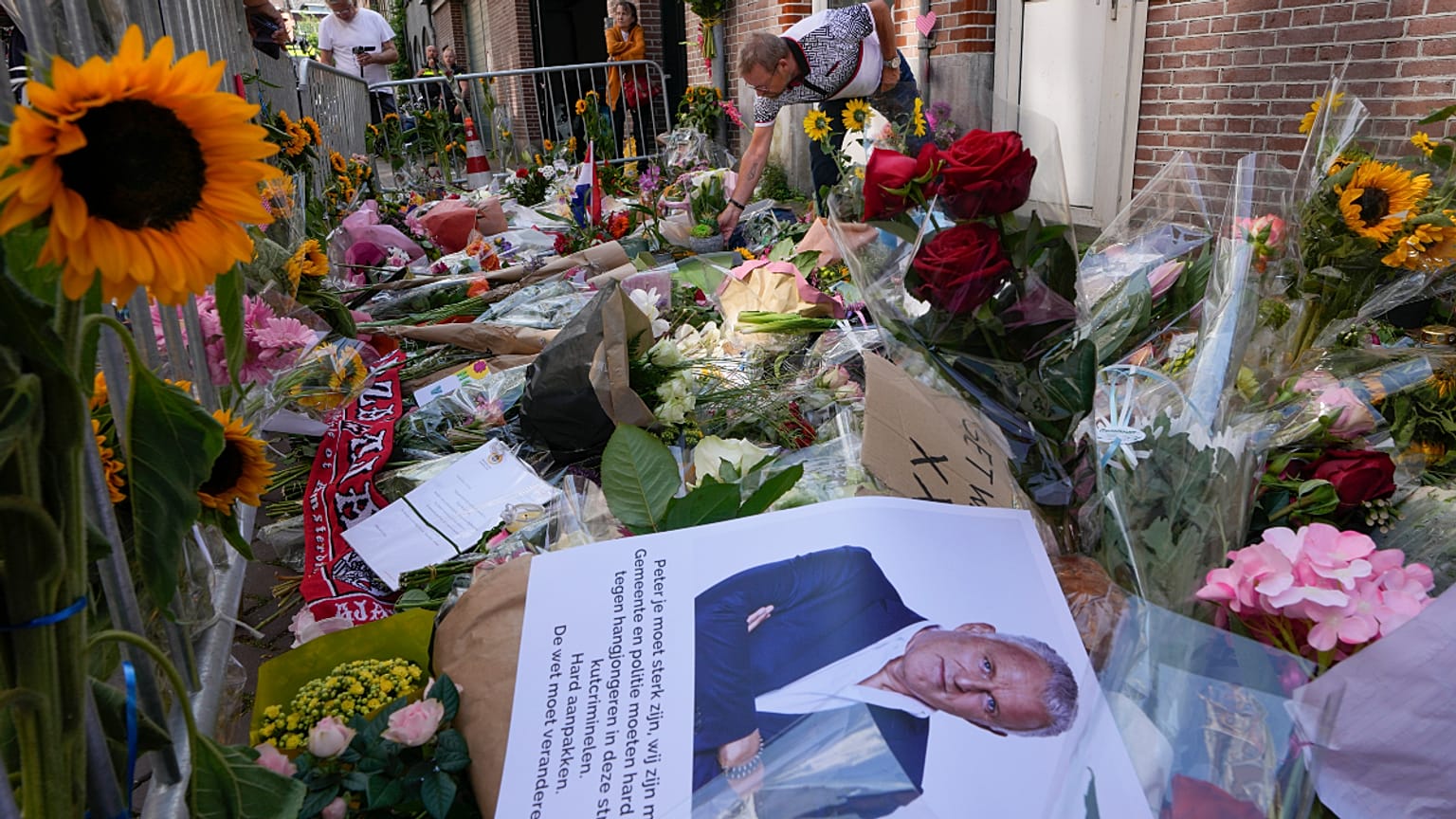 Flores no local onde De Vries foi alvejado com cinco tiros