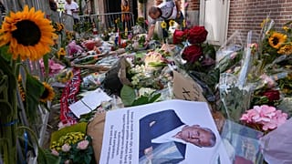 Flores no local onde De Vries foi alvejado com cinco tiros