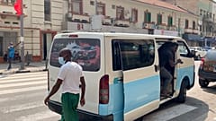 Transeuntes numa rua de Luanda