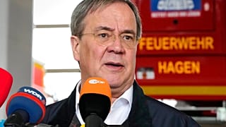 Ministerpräsident Armin Laschet spricht mit Pressevertretern in Hagen, 15.07.2021