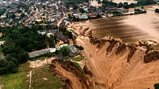 Spectaculaire glissement de terrain, consécutif aux violentes intempéries, dans la commune de Erftstadt-Blessem, près de Cologne - le 16/07/2021