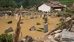 Hochwasser: Mindestens 100 Tote - mehrere Häuser in Erftstadt eingestürzt