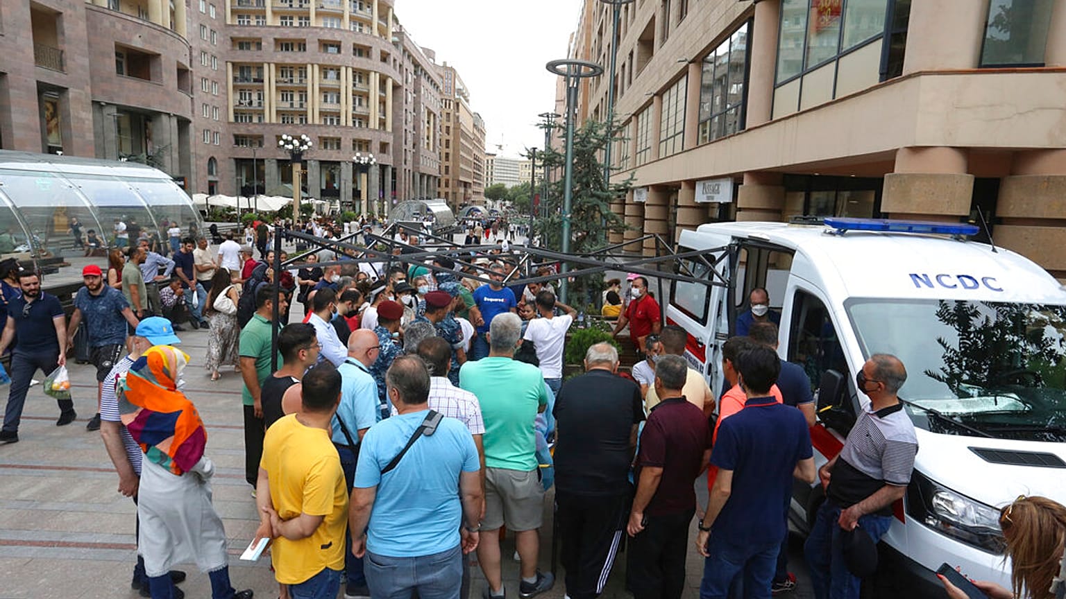 Los iraníes acuden a Armenia para vacunarse