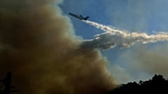 Ρίψη νερού από πυροσβεστικό αεροπλάνο στην προσπάθεια κατάσβεσης δασικής πυρκαγιάς που ξέσπασε σε δύσβατη περιοχή στους Βουρλιώτες Σάμου