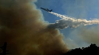 Ρίψη νερού από πυροσβεστικό αεροπλάνο στην προσπάθεια κατάσβεσης δασικής πυρκαγιάς που ξέσπασε σε δύσβατη περιοχή στους Βουρλιώτες Σάμου