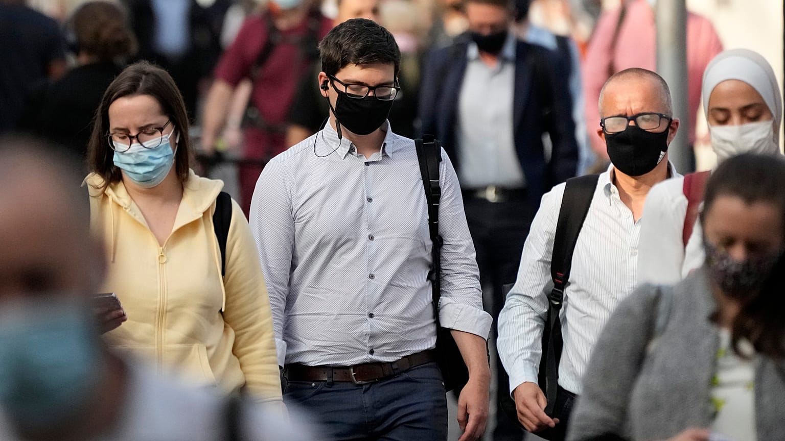 كبير المستشارين الطبيين لدى الحكومة البريطانية:"لم نتجاوز أزمة فيروس كورونا ومتحوراته بعد"