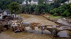 Hochwasser: 130 Tote in Deutschland, 100.000 ohne Strom, Damm gebrochen