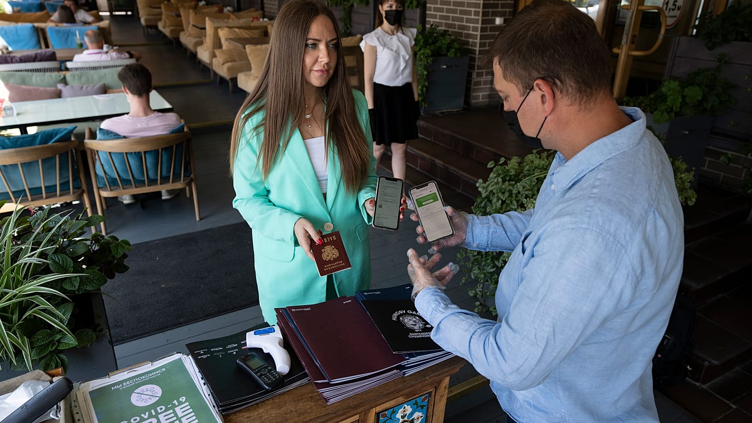 Проверка qr-кода в одном из ресторанов Москвы