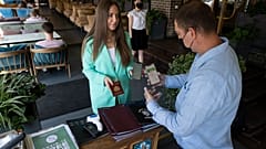 Проверка qr-кода в одном из ресторанов Москвы
