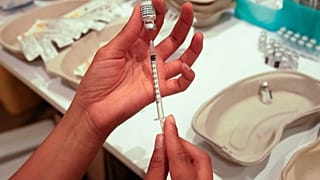 Parigi, 13 luglio: un'infermiera prepara una dose di vaccino Pfizer