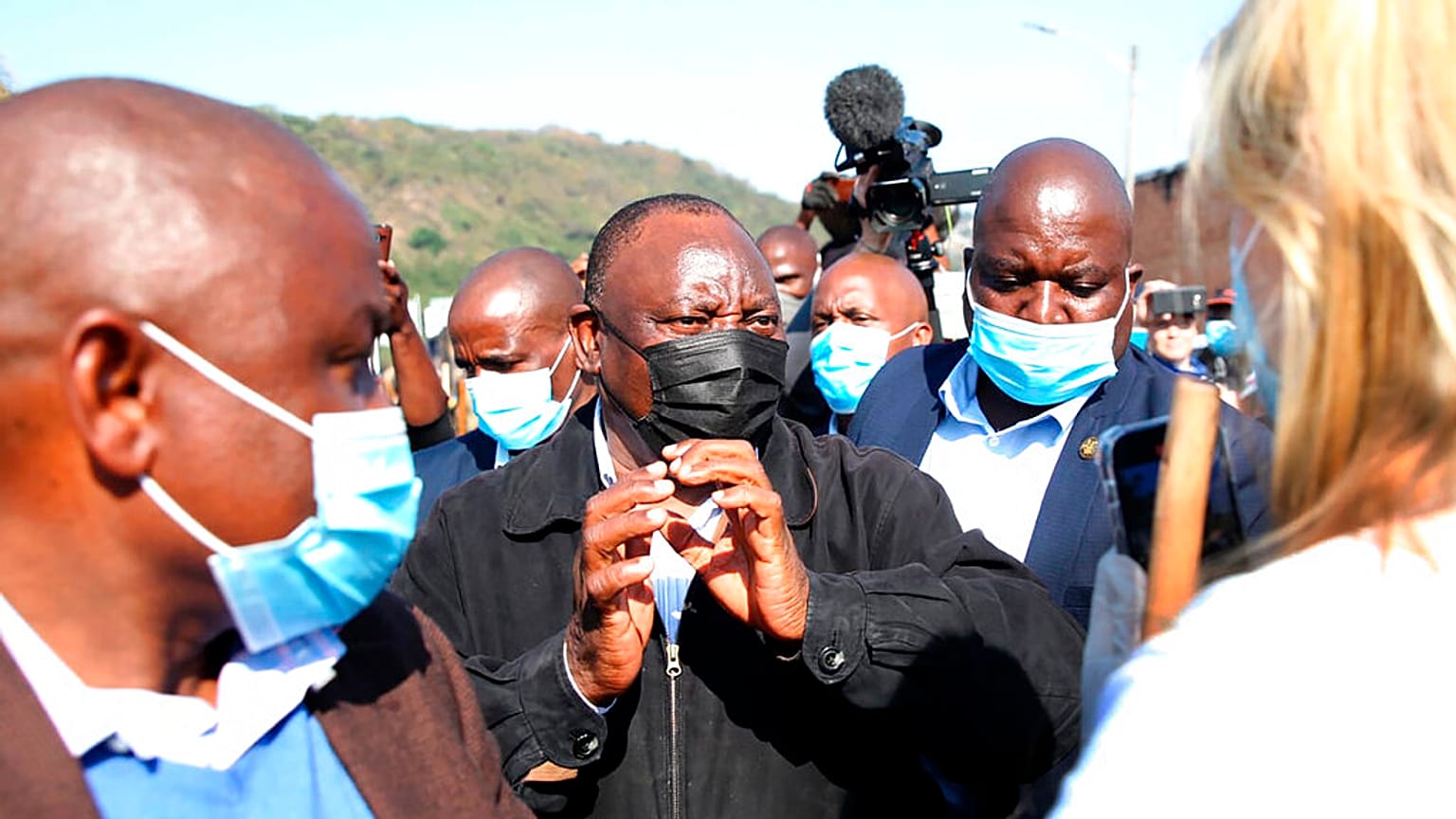 Le président Ramaphosa a déclaré depuis Durban, le grand port du Kwazulu-Natal, que les initiateurs de ces violences seraient poursuivis.