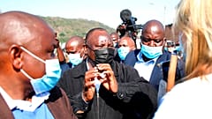 Le président Ramaphosa a déclaré depuis Durban, le grand port du Kwazulu-Natal, que les initiateurs de ces violences seraient poursuivis.