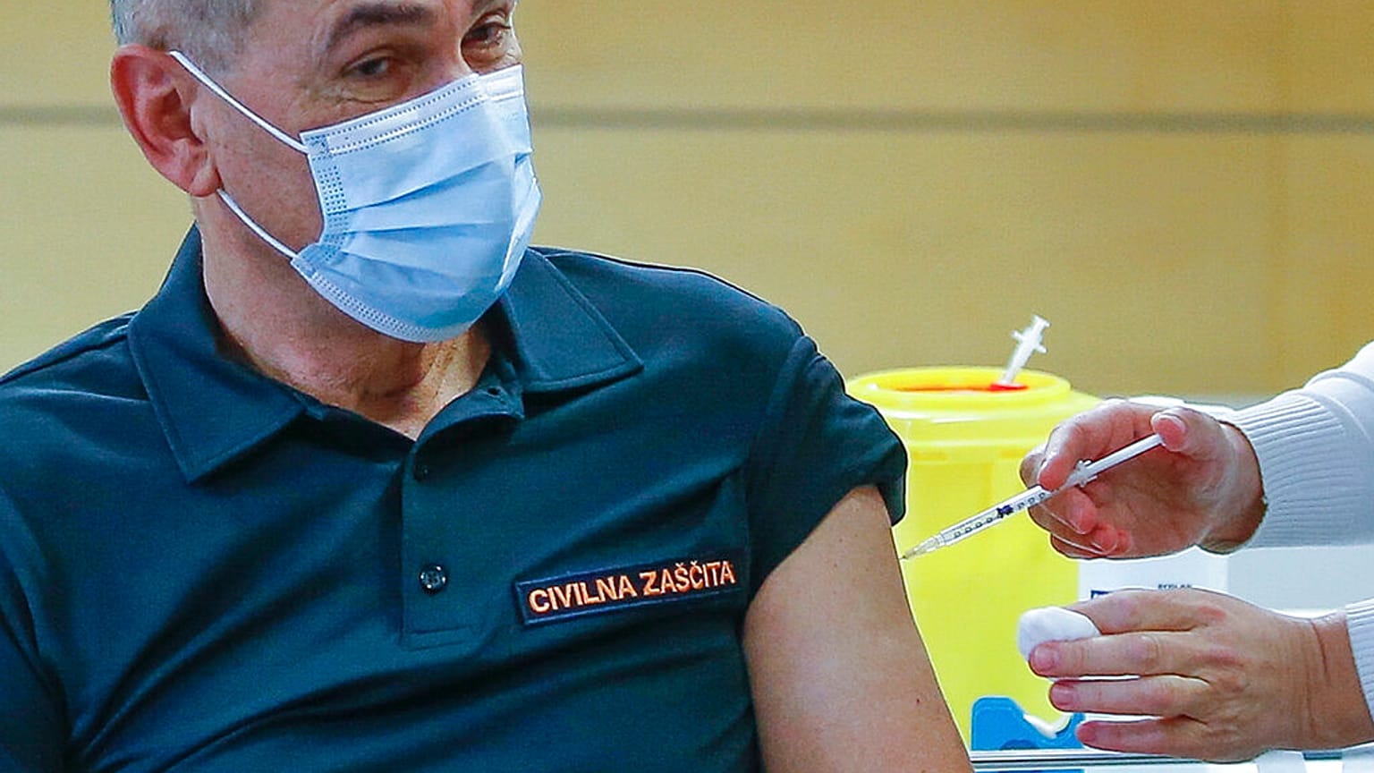 Janez Jansa szlovén miniszterelnök megkapja a második adag oltását