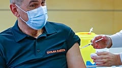 Slovenya Başbakanı Janez Jansa Covid-19 aşısı olurken.