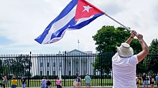 Protesta en favor del pueblo cubano frente a la Casa Blanca