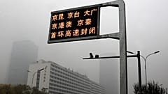  14 novembre 2018: un cartello stradale segnala la chiusura delle autostrade a Pechino, mentre la capitale della Cina è oscurata da un forte smog, 