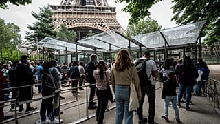 La Torre Eiffel reabre sus puertas a los turistas tras pasar ocho meses cerrada