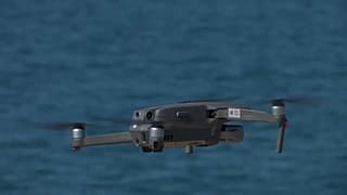 Cataluña está poniendo en marcha una serie de medidas para combatir el nuevo brote de COVID. Hasta el 22 de agosto, dos drones sobrevolarán las playas de Sitges.