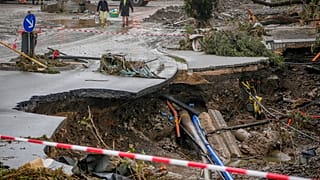 z Ahr folyó áradása következtében beszakadt úttest a Rajna-vidék-Pfalz tartományban fekvő Schuld településen, 2021. 07. 16.