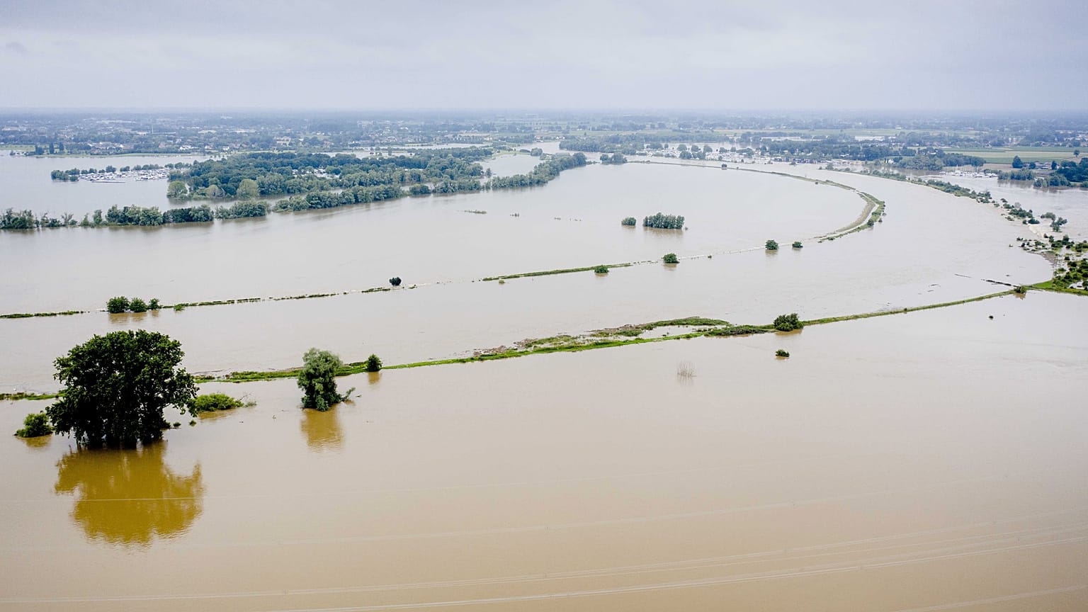 A hollandiai Limburg tartományban fekvő Aasterberg, drónfelvétel 2021. július 16-án