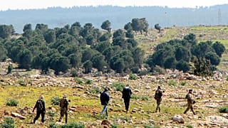 صورة أرشيفية لمقاتلين سوريين مدعومين من تركيا يتقدمون في قرية دير ميسيس جنوب شرق عفرين، 13 مارس 2018