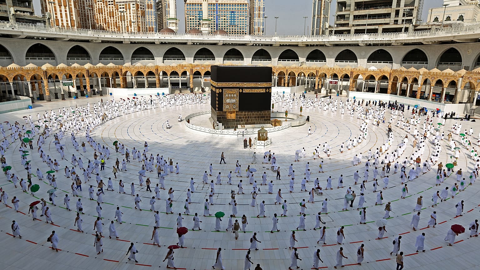 صورة أرشيفية لحجاج في مكة 