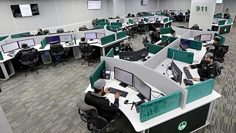 رجال شرطة سعوديون يتلقون مكالمات في المركز الوطني للعمليات الأمنية في مكة المكرمة قبل أيام من موسم الحج،  16 يوليو، 2021