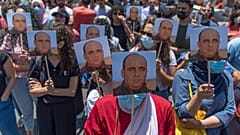 متظاهرون غاضبون يحملون صور نزار بنات ويرددون شعارات مناهضة للسلطة الفلسطينية خلال مسيرة احتجاجية على وفاته ، في مدينة رام الله. 2021/06/24