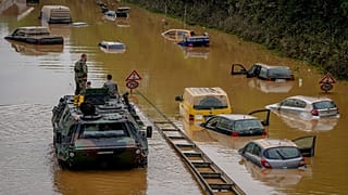 جنود الجيش الألماني يبحثون عن ضحايا في سيارات غارقة في المياه على طريق في إرفتشتات، 17 يوليو 2021