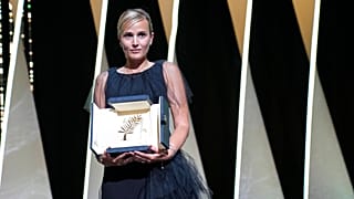 Abschluss in Cannes: Preisträgerin Julia Ducournau mit dem Objekt der Begierde in Händen